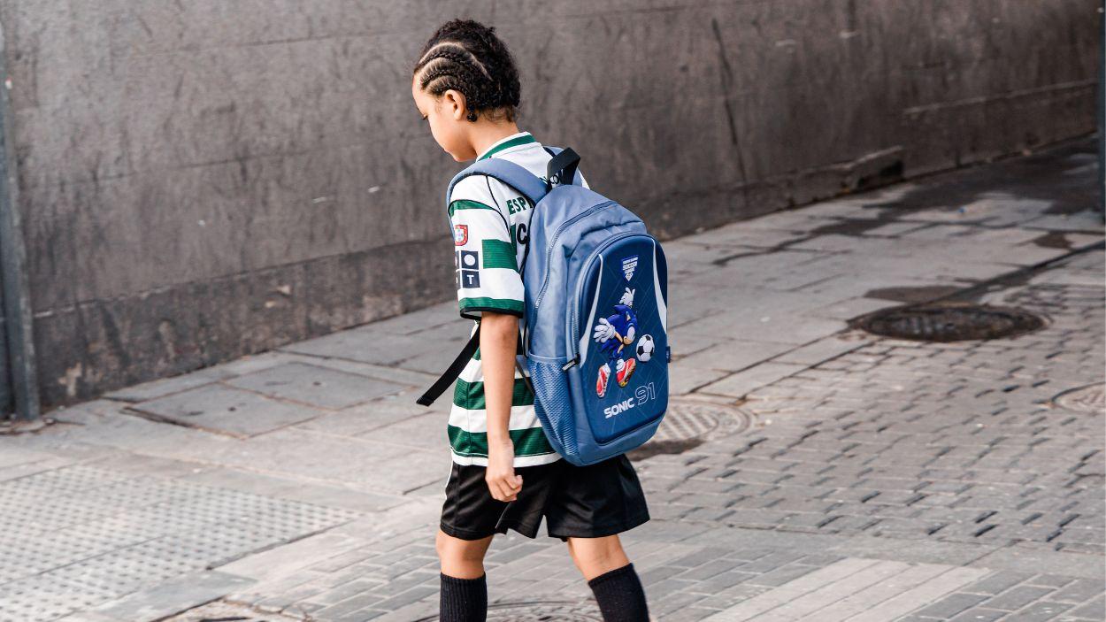 Un niño de camino a la escuela, a 7 de septiembre de 2026, en Madrid (España). EP