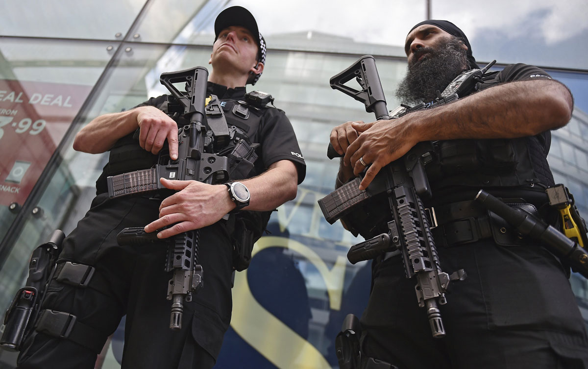Agentes de policía británicos patrullan el centro de Manchester