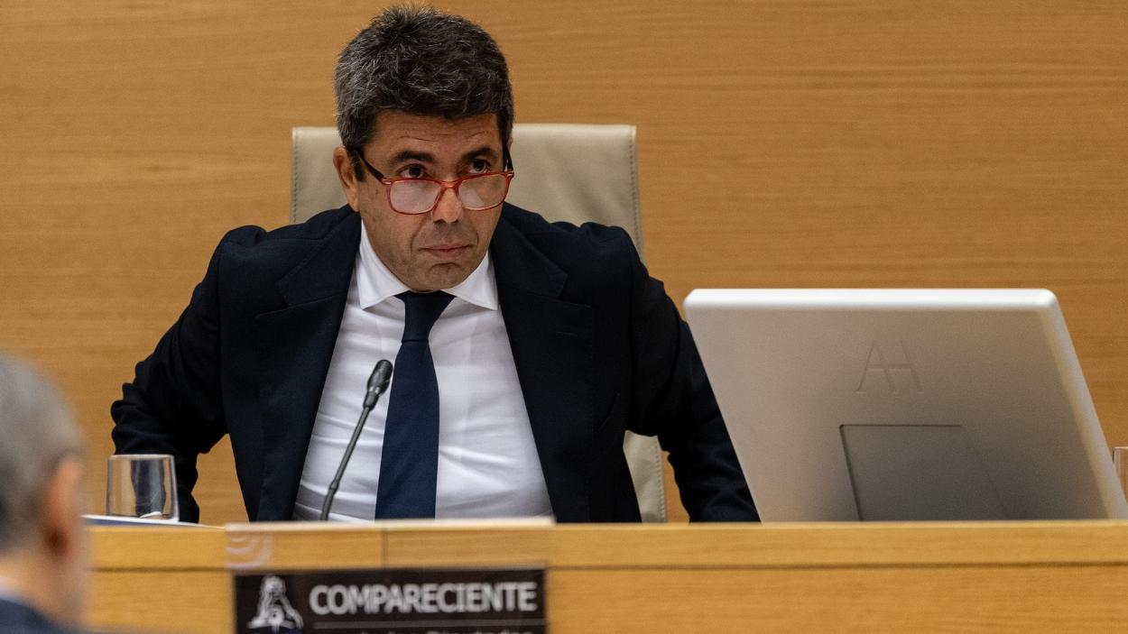 El presidente de la Generalitat valenciana en funciones, Carlos Mazón, comparece ante la comisión de la DANA, en el Congreso de los Diputados. EP.