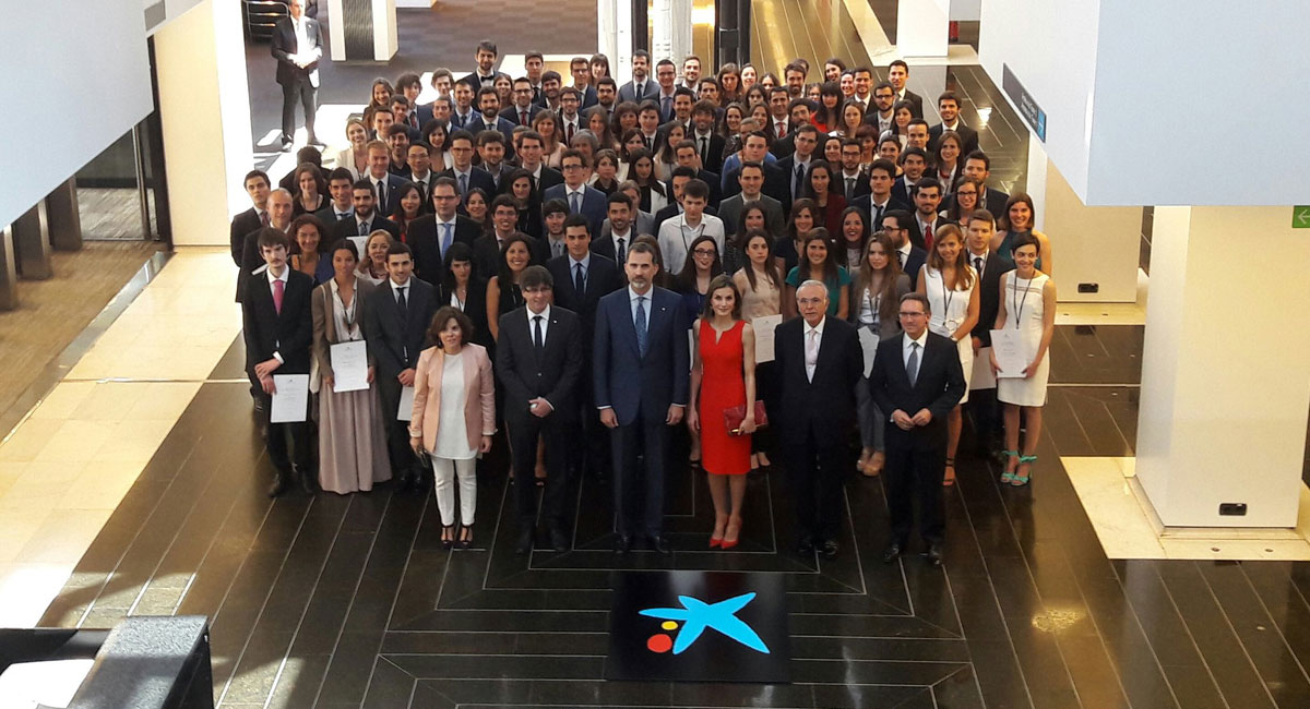 Los Reyes entregan las becas La 120 jóvenes