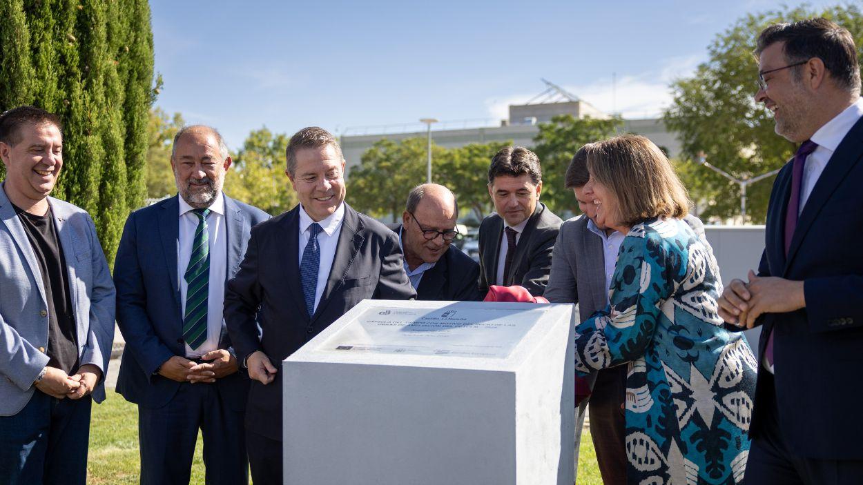 El presidente de Castilla La Mancha, Emiliano García Page, pone la primera piedra de la ampliación del Parque Científico y Tecnológico de Albacete. JCCM.