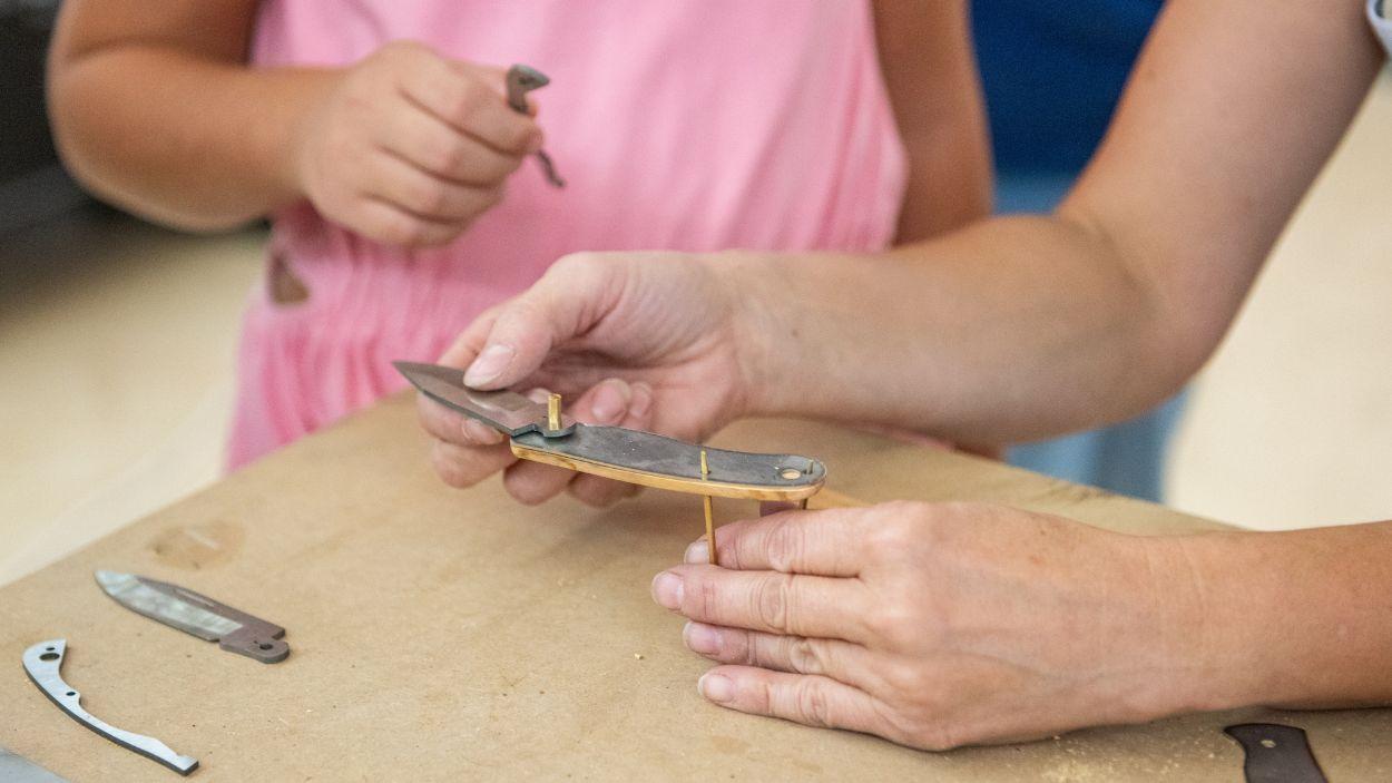 Un artesano trabaja en la fabricación de un cuchillo durante la feria Ibercut de Albacete. EP.