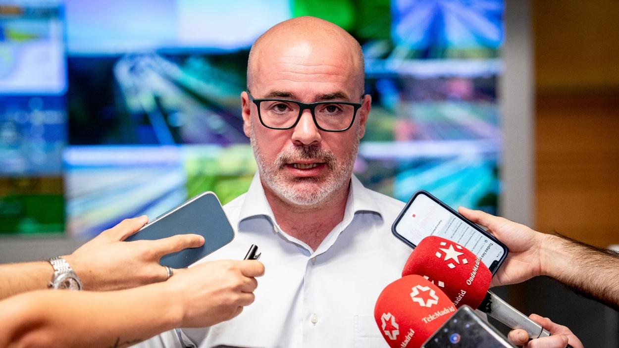 El delegado del Gobierno en Madrid, Francisco Martín, atiende a los medios durante su visita a la sede de la Dirección General de Tráfico (DGT). EP.