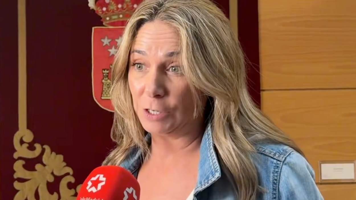 Mar Espinar atendiendo a un equipo de Telemadrid en la Asamblea de Madrid