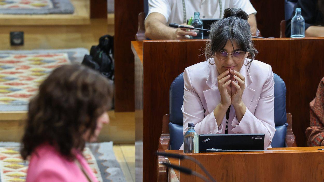 La portavoz de Más Madrid en la Asamblea, Manuela Bergerot, escucha a Isabel Díaz Ayuso durante el debate del estado de la región. EP