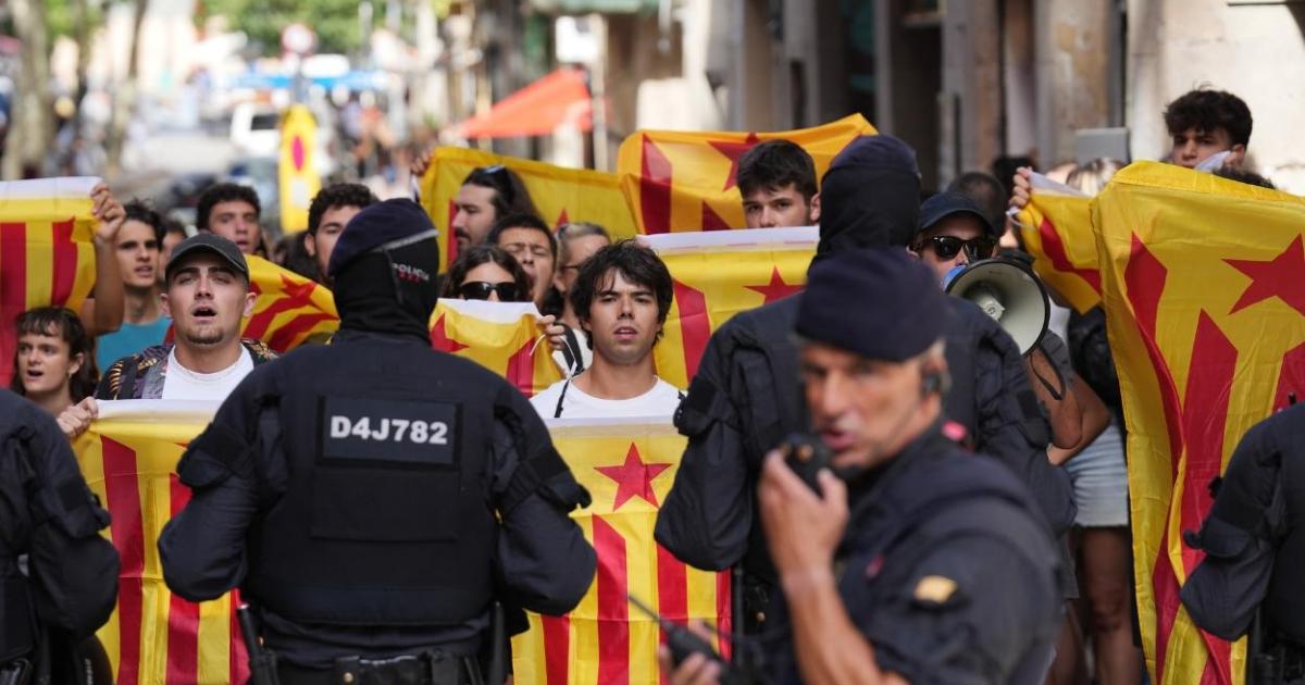 Los Mossos cargan en Barcelona contra antifascistas e impiden que accedan al acto de Aliança Catalana