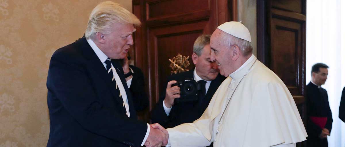 El presidente de los Estados Unidos, Donald Trump (i), saluda al papa Francisco (d) a su llegada a la audiencia privada celebrada en el Vaticano 