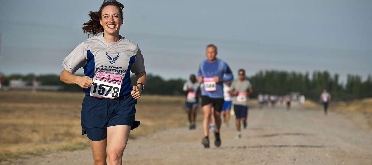 Una corredora en una maratón