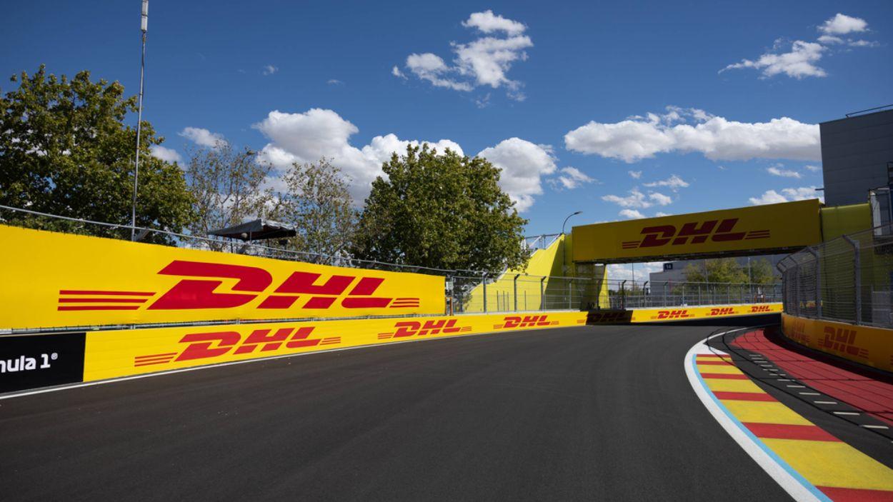 Logo de DHL al paso de un monoplaza de Fórmula 1. DHL.