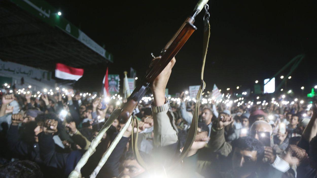 Yemeníes que apoyan al grupo hutí gritan consignas durante una manifestación nocturna, mostrando su apoyo al control de la región del puerto de Mocha, en la plaza Al-Saben en Saná, Yemen, el 11 de septiembre de 2026. EP.