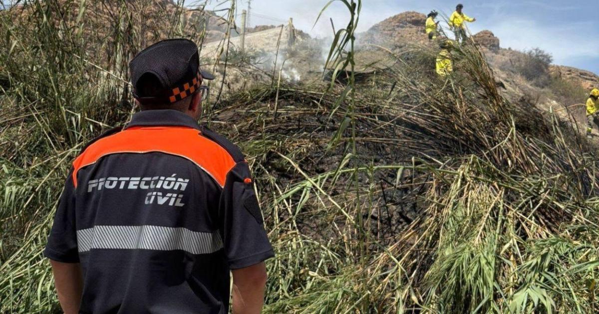 Hallan restos óseos y pertenencias en la zona cero del incendio de Almería mientras el PP frena la comisión de investigación