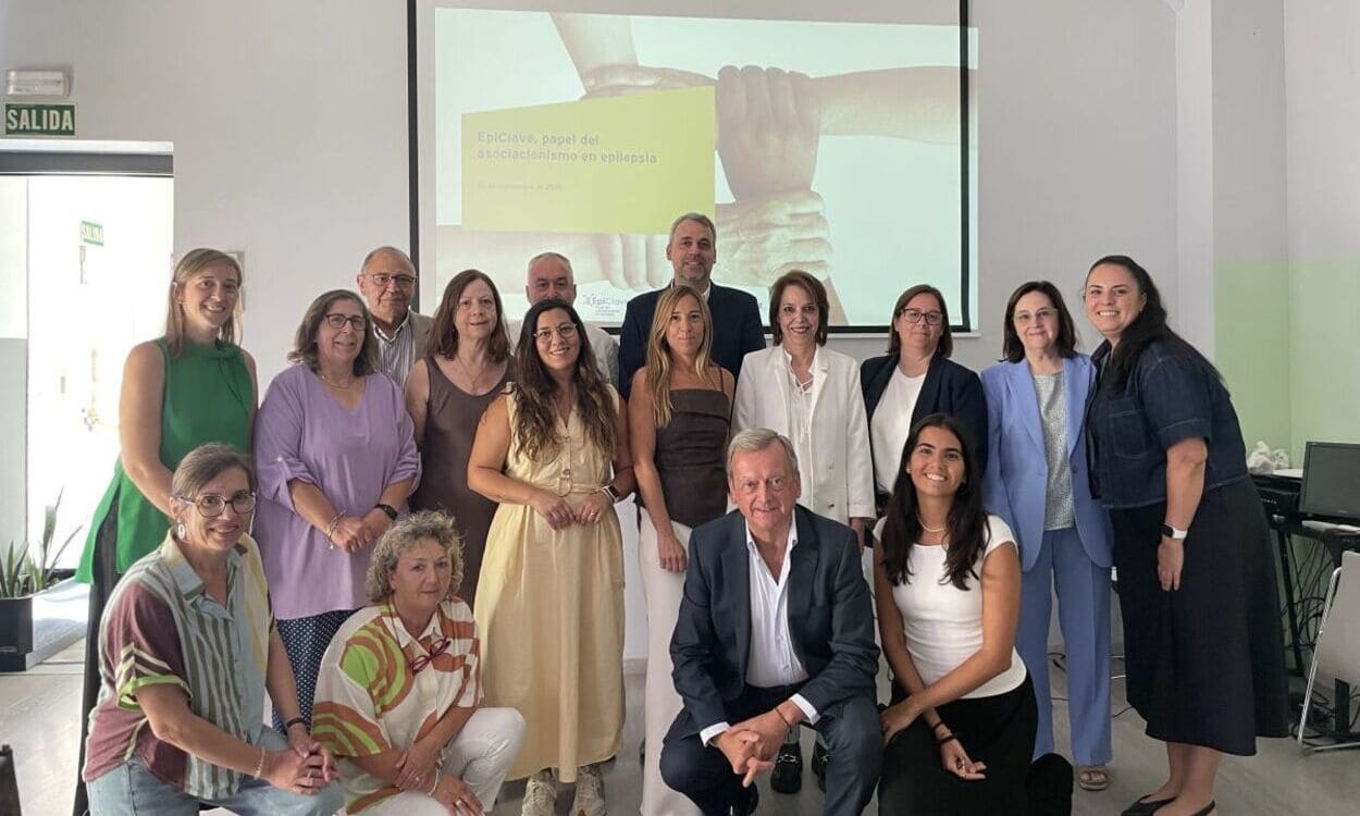 Representantes de las asociaciones de pacientes Ugade, Aspecyl, Asade, AMEP), FEDE y Angelini Pharma.