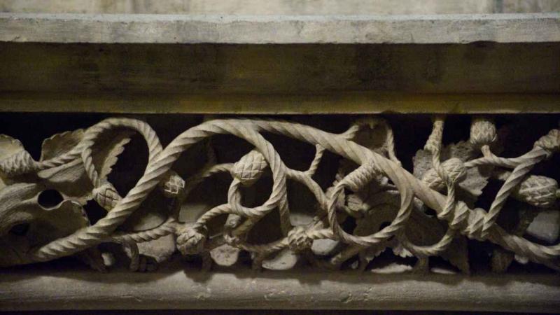 Lúpulo en su friso de la Catedral de León