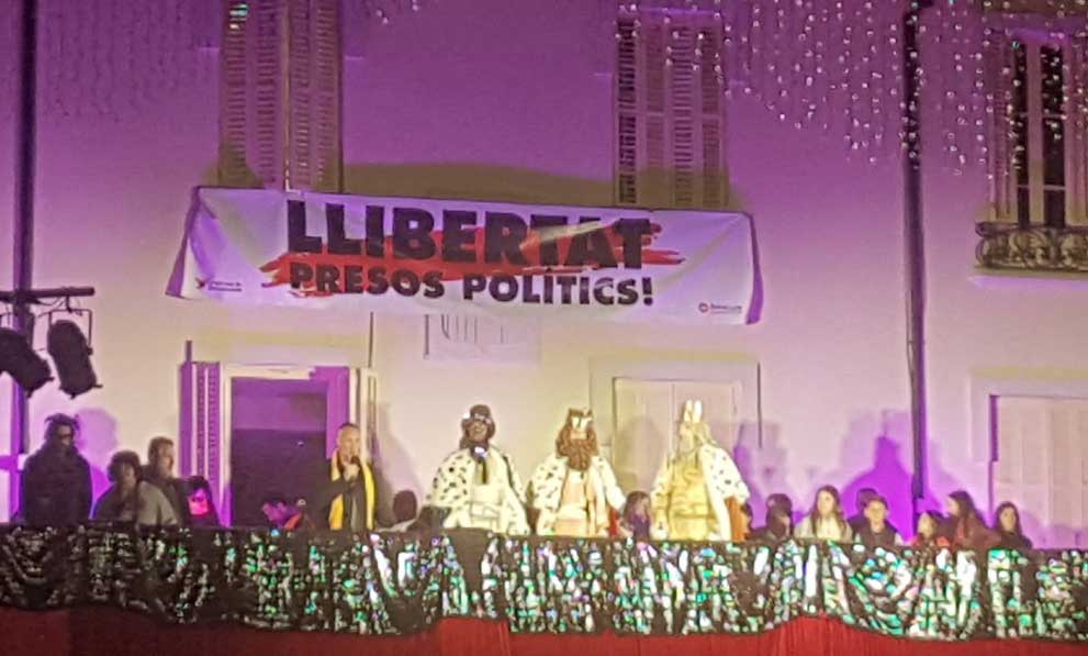  Reyes Magos junto a cartel de libertad presos políticos en Cardedeu, Barcelona. Twitter