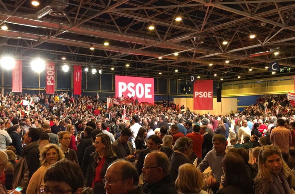 Miles de personas esperan la llegada de Susana Díaz 