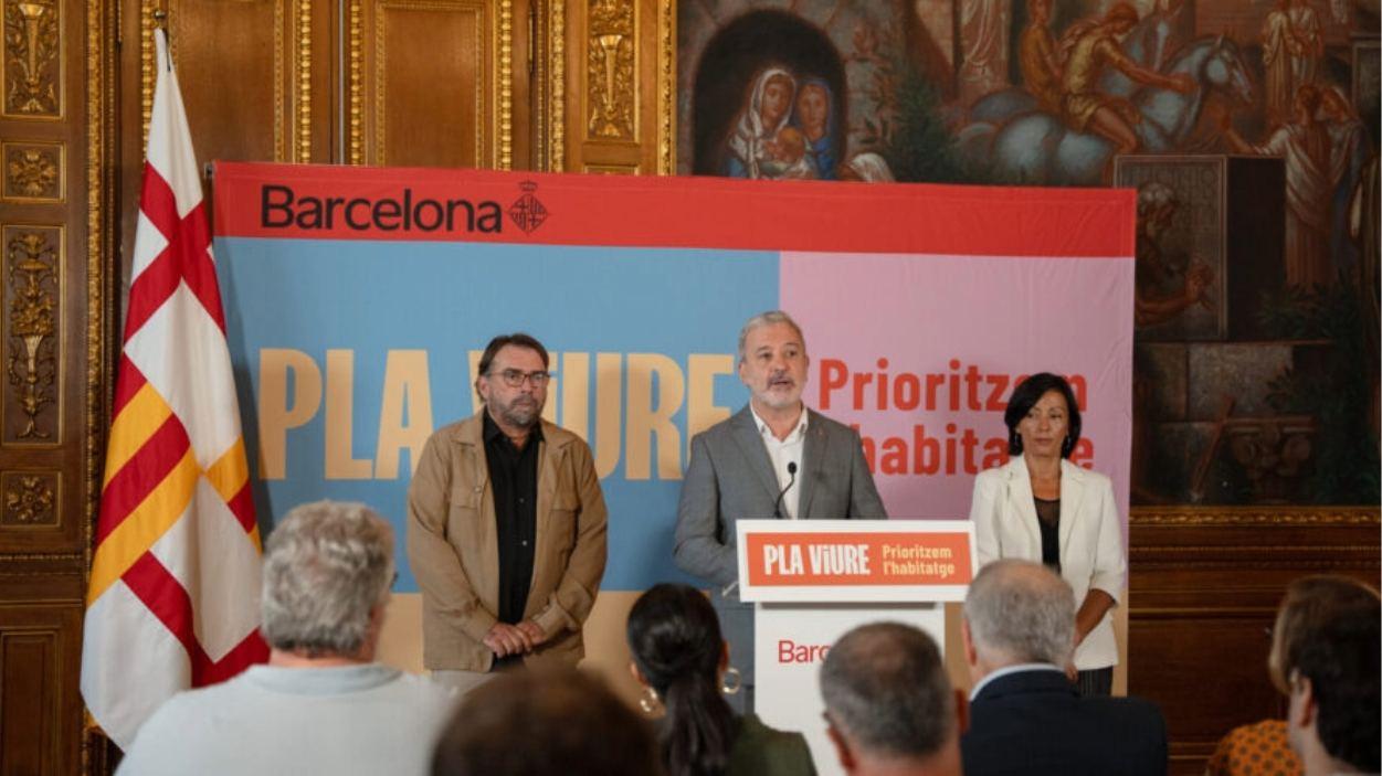 El acalde de Barcelona, Jaume Collboni, con el secretario general de UGT en Cataluña, Camil Ros, y la secretaria general de CC.OO. en Cataluña, Belén López. Ayuntamiento de Barcelona