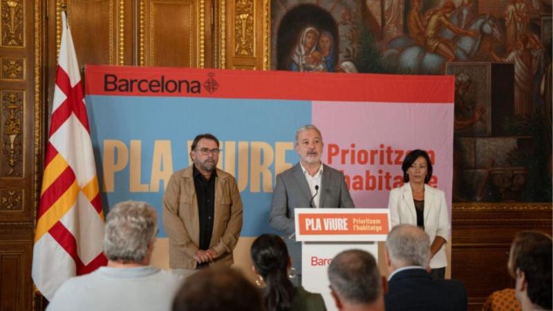 El acalde de Barcelona, Jaume Collboni, con el secretario general de UGT en Cataluña, Camil Ros, y la secretaria general de CC.OO. en Cataluña, Belén López. Ayuntamiento de Barcelona