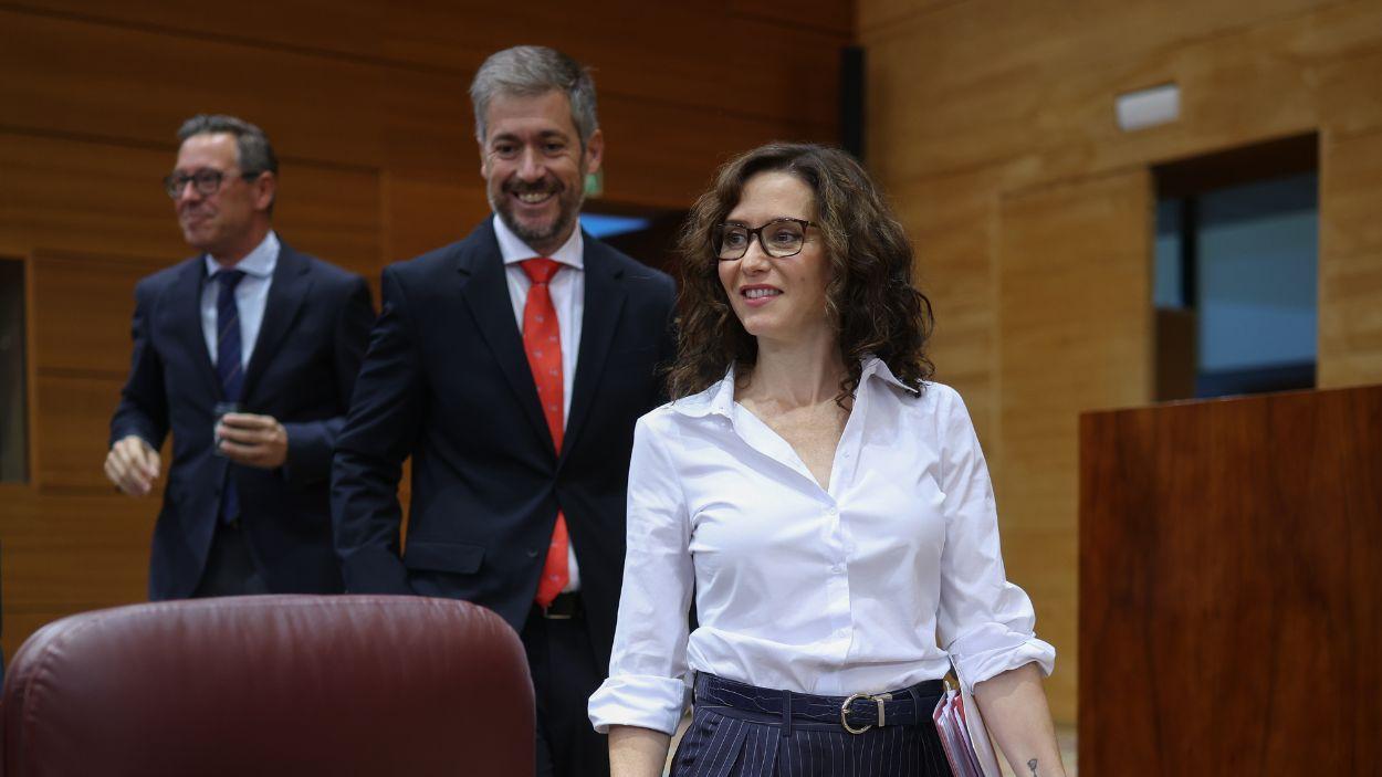 La presidenta de la Comunidad de Madrid, Isabel Díaz Ayuso, y el consejero de la Presidencia, Miguel Ángel García Martín (c), durante el debate sobre el Estado de la Región en la Asamblea de Madri
