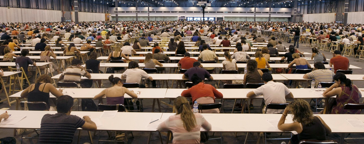 Un grupo de opositores durante una prueba de examen. 