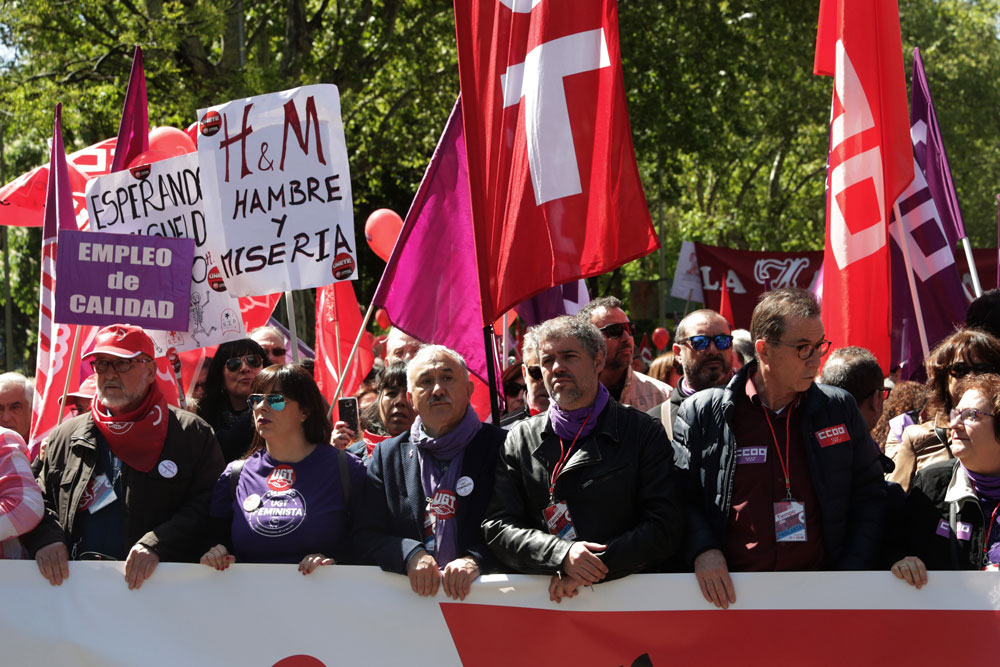 Los secretarios generales de CCOO, Unai Sordo (3d), y UGT, Pepe Álvarez (3i), encabezan la manifestación celebrada hoy en Madrid con motivo del Primero de Mayo.