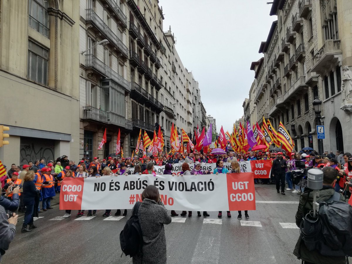 Cartel con el lema "No es abuso, es violación" durante el 1 de Mayo