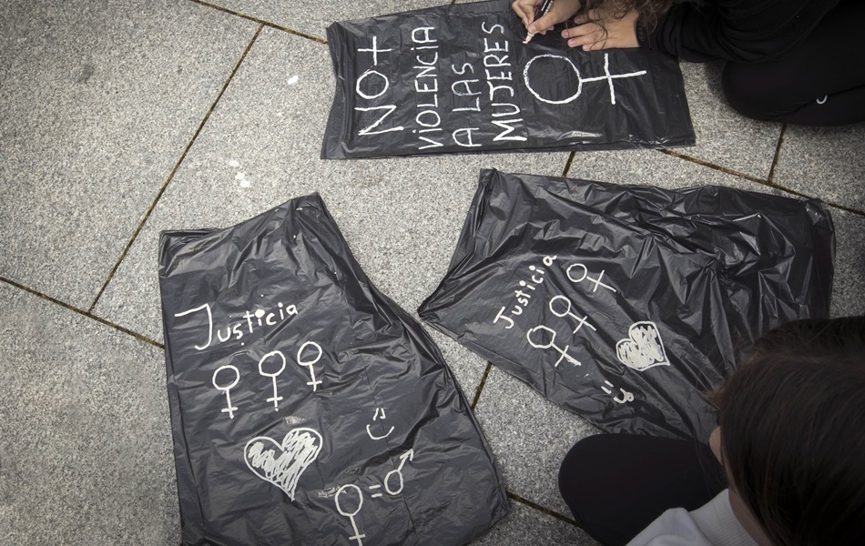 Varias personas preparan unos carteles contra la sentencia del caso de La Manada. 