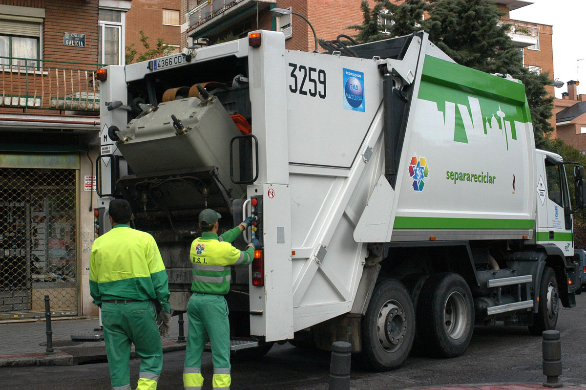 La recogida de basuras y residuos pasa al segundo puesto de servicios públicos mejor valorados, con un 65% de ciudadanos satisfechos