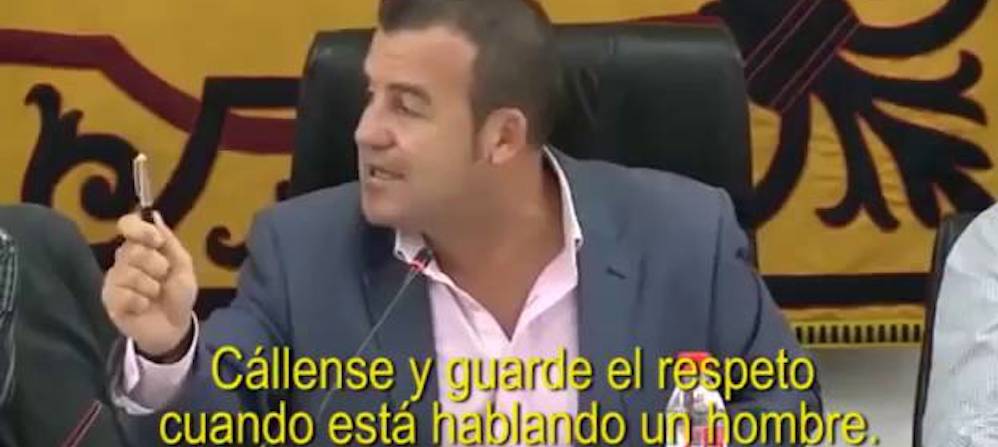 Captura del vídeo que 'lazó a la fama' al alcalde de Carboneras, Salvador Hernández.