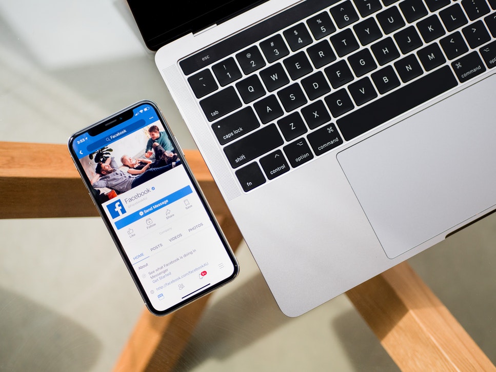 Aplicación móvil de Facebook. Foto: Tim Bennett / Unsplash