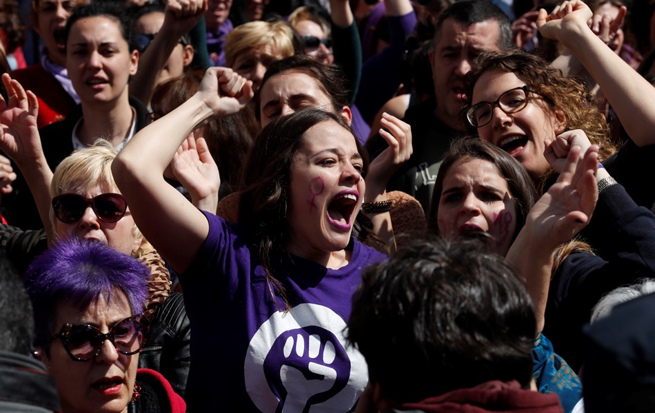Cientos de mujeres protestan en la Puerta del Sol. 