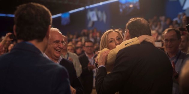 Cristina Cifuentes abrazando a Mariano Rajoy
