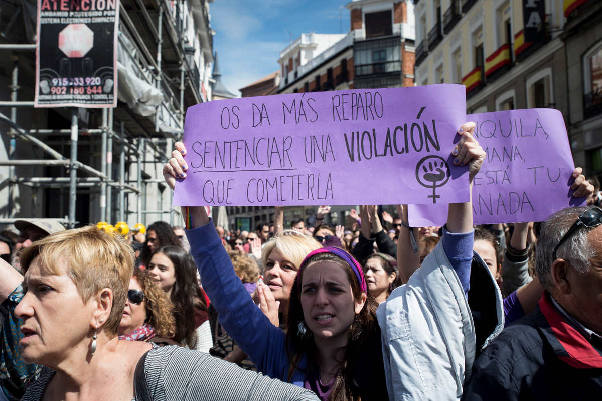 Concentración feminista contra el fallo judicial de La Manada en la Puerta del Sol, coincidiendo con el acto conmemorativo de la Fiesta del 2 de Mayo