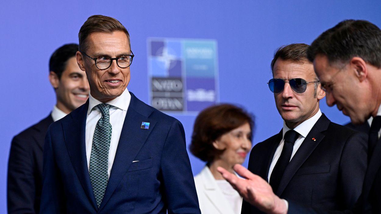 El presidente de Finlandia, Alexander Stubb, el presidente de Francia, Emmanuel Macron, y el secretario general de la OTAN, Mark Rutte, posan para una foto de grupo durante la cumbre de jefes de Estado y de Gobierno de la Organización del Tratado del Atlántico Norte (OTAN) en Ankara. EP.