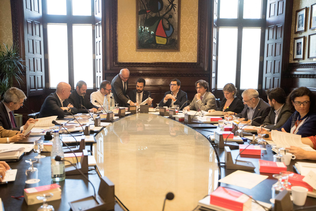 El presidente de la Cámara catalana, Roger Torrent (c) durante la reunión de la Junta de Portavoces.