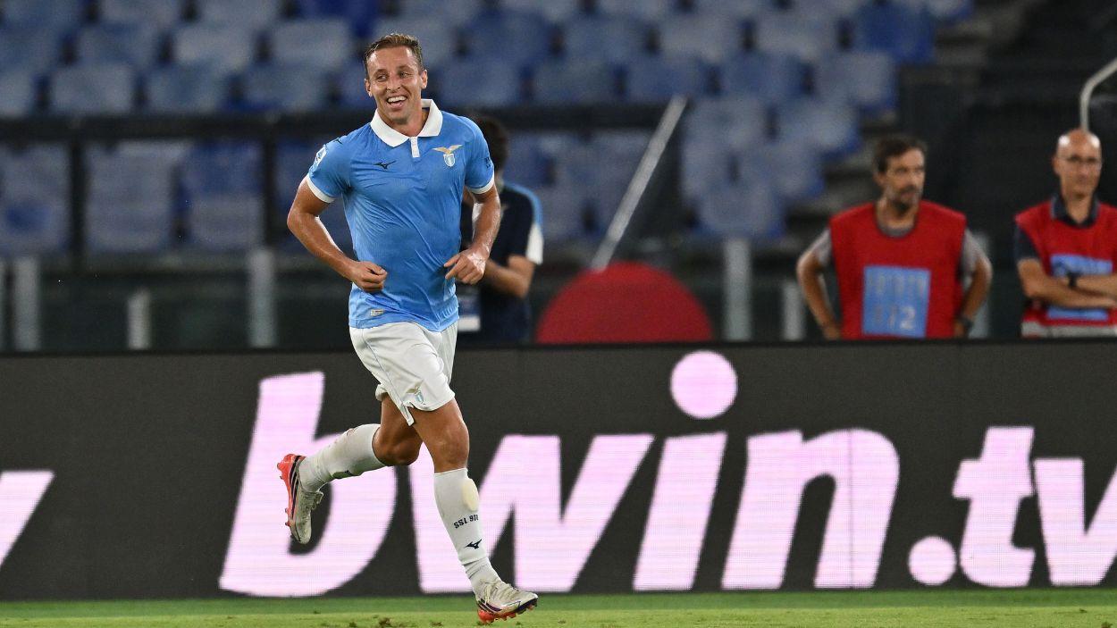 El jugador de la Lazio, David Frattesi, celebra un gol en la Serie A ante las gradas vacías del Olímpico. Europa Press.