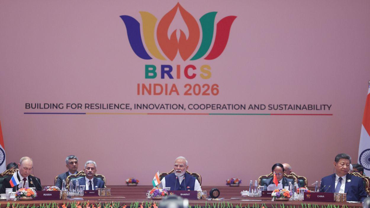El presidente de Rusia, Vladimir Putin, el primer ministro de India, Narendra Modi, y el presidente de China, Xi Jinping, asisten a una sesión de diálogo en el segundo día de la XVIII Cumbre de los BRICS en Nueva Delhi. EP.