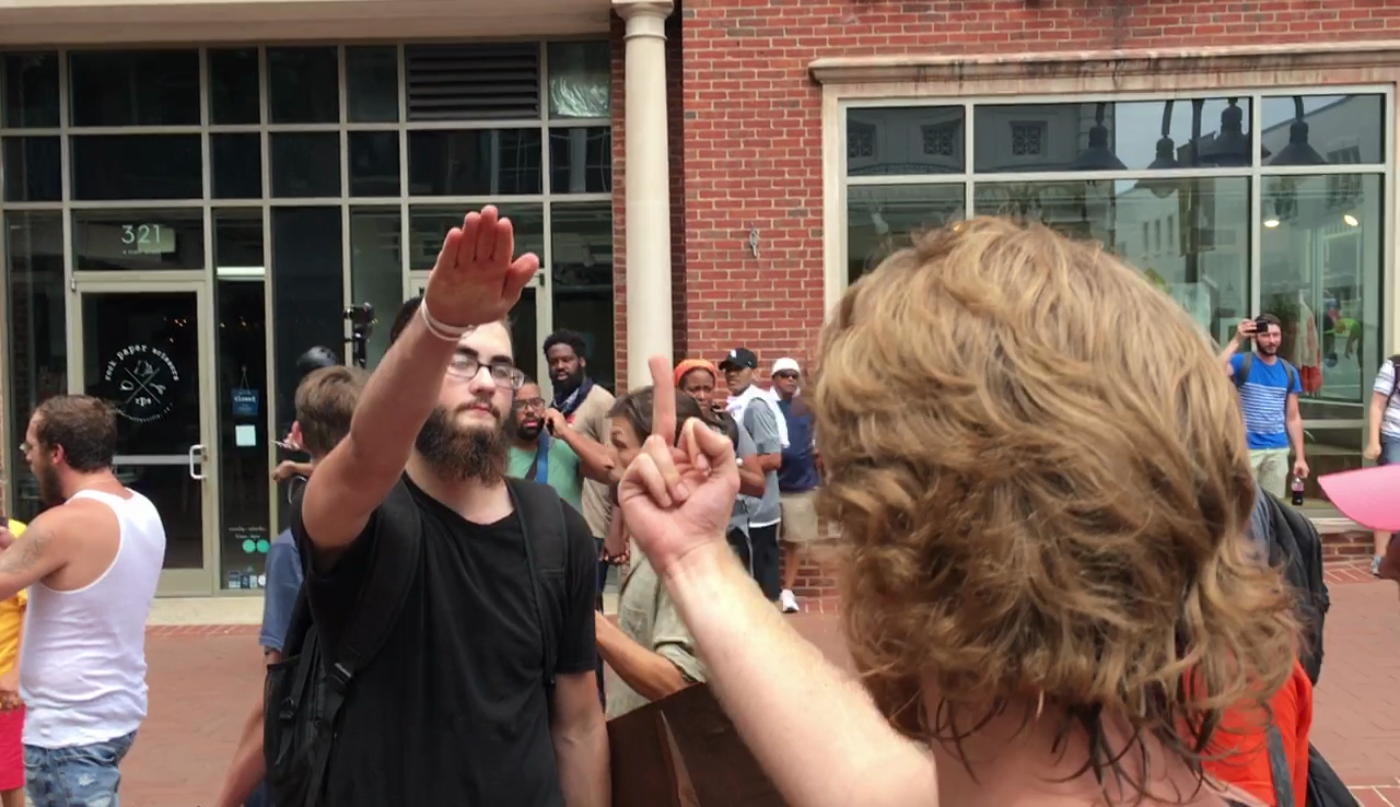 Supremacista norteamericano hace el saludo nazi. Foto: Evan Nesterak