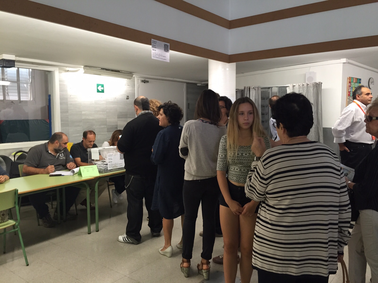 Gente esperando para votar en las recientes elecciones del Cataluña. Foto: ELPLURAL.COM