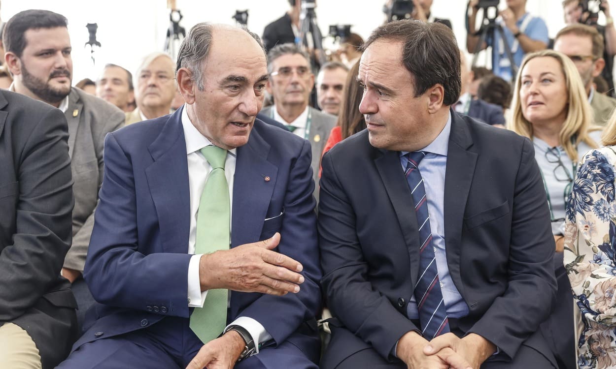 El presidente ejecutivo de Iberdrola, Ignacio Sánchez Galán (i), y el presidente de la Generalitat Valenciana, Juanfran Pérez Llorca (d), durante el acto de culminación del Plan Il·lumina de Iberdrola. Rober Solsona / EP