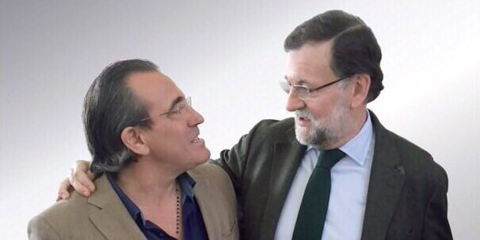 El ex alcalde de Gandía,Arturo Torró, abrazado por Mariano Rajoy en un cartel del Partido Popular