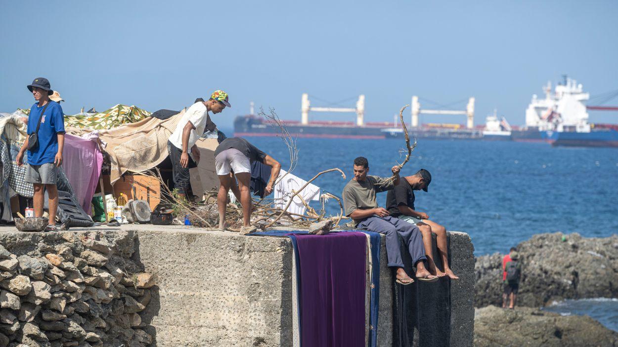 Asentamiento de migrantes en la playa El Trampolín, Ceuta. EP.