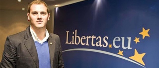 Albert Rivera posa junto al logotipo de Libertas. Foto: Facebook