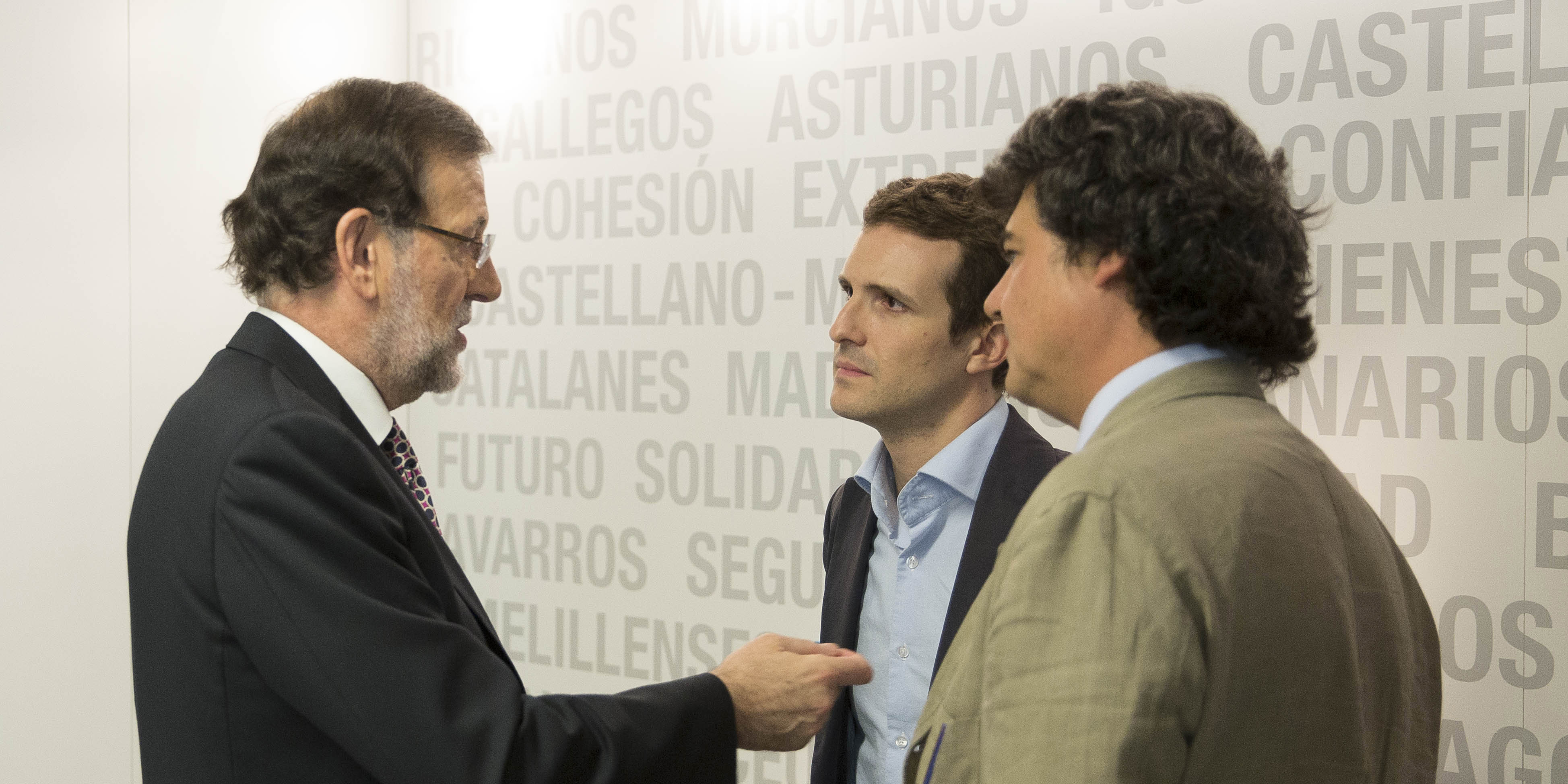 Mariano Rajoy conversa con Pablo Casado y Jorge Moragas. FOTO PP