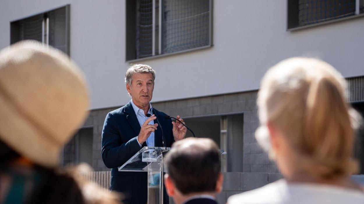 El presidente del Partido Popular, Alberto Núñez Feijóo, durante una visita a la promoción de viviendas públicas en régimen de alquiler Cañaveral 7 en Madrid. EP.