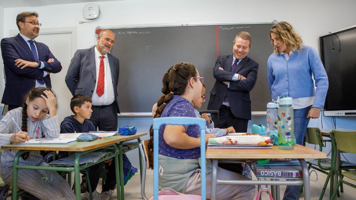 El presidente de regional, Emiliano García-Page, junto al vicepresidente primero, José Luis Martínez Guijarro, y el consejero de Educación, Amador Pastor, durante una visita a un colegio. JCCM.