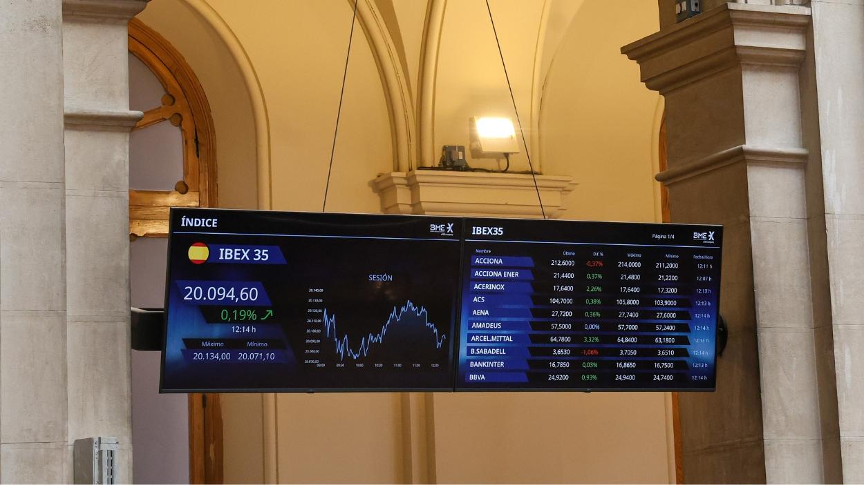 Pantalla con datos del Ibex, en el Palacio de la Bolsa de Madrid, a 26 de agosto de 2026, en Madrid. EP.