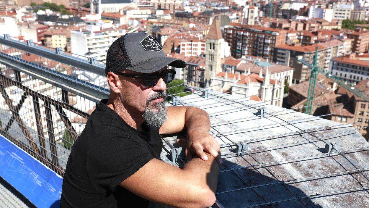 César Pérez Gellida en lo alto de la torre de la catedral de Valladolid ©Carlos de Francisco