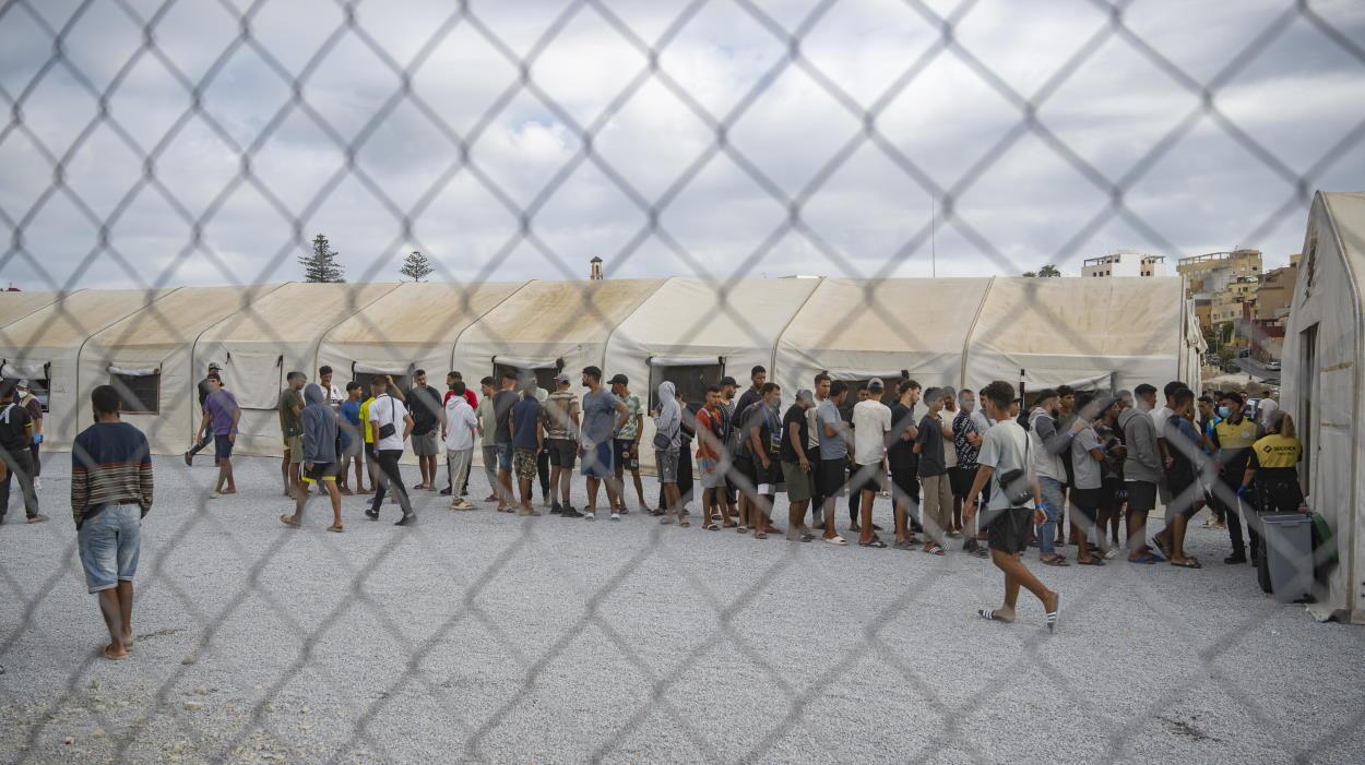 El Gobierno levantará dos centros permanentes para identificar inmigrantes en Ceuta y Melilla. EP.