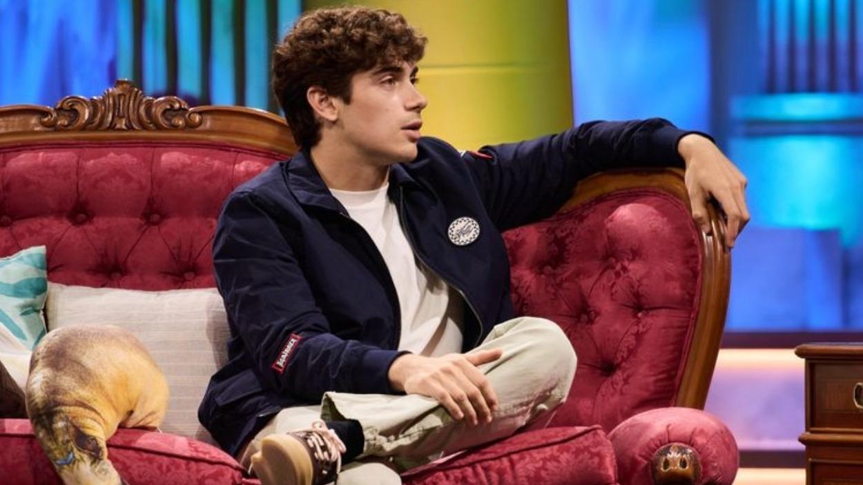 Franco Colapinto durante su entrevista en ‘La Revuelta’, donde recordó el sacrificio de su padre para impulsar su carrera en Fórmula 1