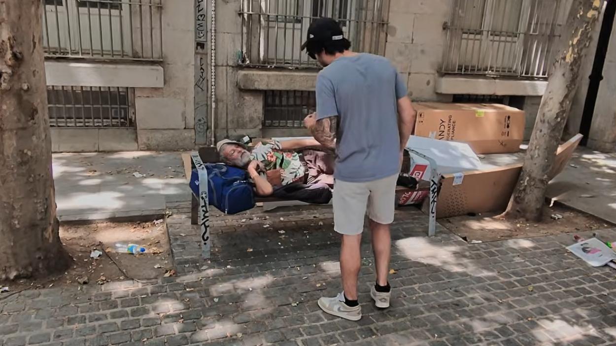 Willyrex haciendo uno de los retos planteados por Zazza el Italiano en el barrio de Lavapiés